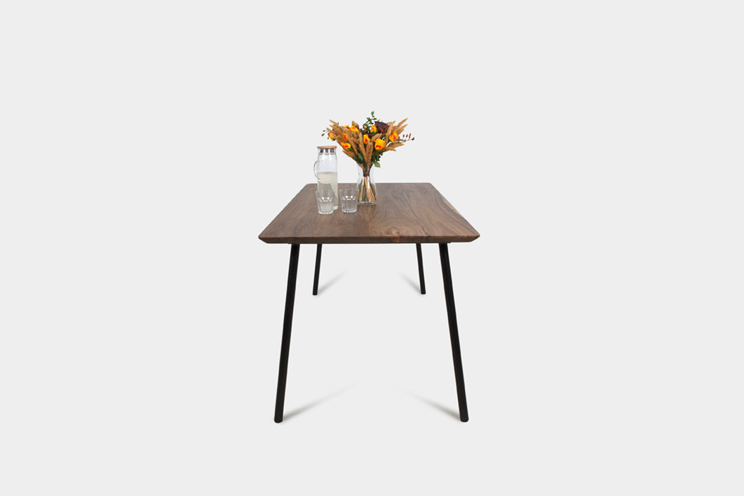 Moderner Esstisch aus Nussbaum im Mid Century-Stil | MARTA Esstisch-Hardman Design